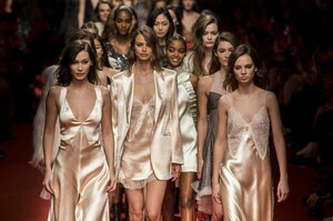 defile-philosophy-di-lorenzo-serafini-automne-hiver-2019-2020-milan-look-58.thumb.jpg.346eecd511cc535b722b5e3c753f7350.jpg