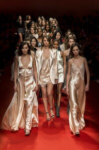 defile-philosophy-di-lorenzo-serafini-automne-hiver-2019-2020-milan-look-59.thumb.jpg.24aba064822771798a358243b70a9ec1.jpg