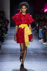 defile-prabal-gurung-automne-hiver-2019-2020-new-york-look-17.thumb.jpg.651e85489a934f49e36a3507905f388b.jpg