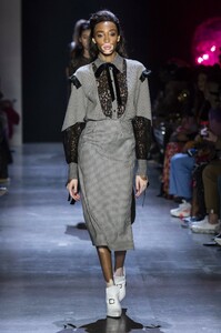 defile-prabal-gurung-automne-hiver-2019-2020-new-york-look-21.thumb.jpg.7af88648063ffcc7693fe709023d2641.jpg