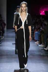 defile-prabal-gurung-automne-hiver-2019-2020-new-york-look-23.thumb.jpg.060b6f693186f49a1e4c442d742d304b.jpg