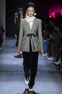 defile-prabal-gurung-automne-hiver-2019-2020-new-york-look-24.thumb.jpg.932c71b912117f4bb2399bdbcba7e781.jpg