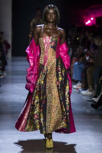 defile-prabal-gurung-automne-hiver-2019-2020-new-york-look-29.thumb.jpg.c697dd5fbb50cb7d1eba0e850826ae4f.jpg