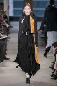 defile-proenza-schouler-automne-hiver-2019-2020-new-york-look-31.thumb.jpg.4921dc5aa06a83479bcd2d9b2c285540.jpg