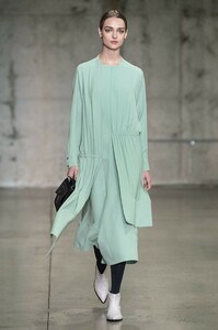 defile-tibi-automne-hiver-2019-2020-new-york-look-3.thumb.jpg.1f2c1518f39fa52708ae5af6c72c0b2b.jpg