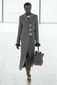 defile-tory-burch-automne-hiver-2019-2020-new-york-look-1.thumb.jpg.32bf4cf16b9b33bf727b1b1992d1b03a.jpg
