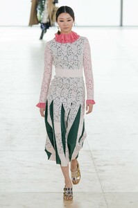 defile-tory-burch-automne-hiver-2019-2020-new-york-look-31.thumb.jpg.72ae770ae2457a5d7d1d4b2440e208e1.jpg