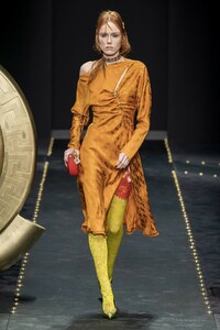 defile-versace-automne-hiver-2019-2020-milan-look-11.thumb.jpg.ee641bf66d5b3a2ec53d128b12d18861.jpg