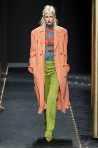 defile-versace-automne-hiver-2019-2020-milan-look-23.thumb.jpg.7d2f9ed71412e0824e5a7ec9d5a58af7.jpg