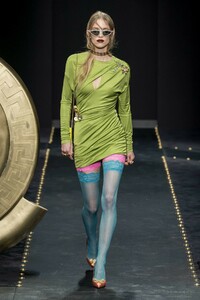 defile-versace-automne-hiver-2019-2020-milan-look-24.thumb.jpg.e41a3ada2e13caa4b12195f490793862.jpg