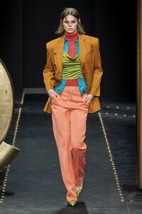 defile-versace-automne-hiver-2019-2020-milan-look-25.thumb.jpg.ab7df7cc664a5c988ed5a1c8aa6589aa.jpg