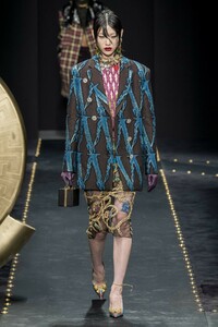 defile-versace-automne-hiver-2019-2020-milan-look-35.thumb.jpg.641206693dc3f6b230f9b7bd3d5ef86f.jpg