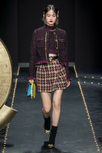 defile-versace-automne-hiver-2019-2020-milan-look-38.thumb.jpg.c437e06db885b08aefc353e1d815c79e.jpg