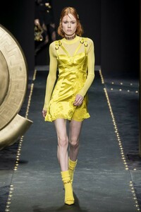 defile-versace-automne-hiver-2019-2020-milan-look-51.thumb.jpg.8cbbf09189d7c8d9747447894c9ca97e.jpg