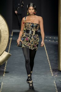 defile-versace-automne-hiver-2019-2020-milan-look-56.thumb.jpg.a0b80a47f1c9de2f8d767bf2b2a5a96b.jpg