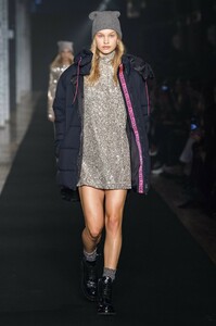 defile-zadig-amp-voltaire-automne-hiver-2019-2020-new-york-look-31.thumb.jpg.a7556faa73b7120edf04de2a290372cc.jpg