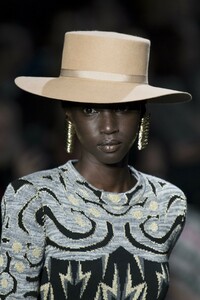 detail-defile-alberta-ferretti-automne-hiver-2019-2020-milan-detail-151.thumb.jpg.fb3db93f039d536c86231c1844efac24.jpg