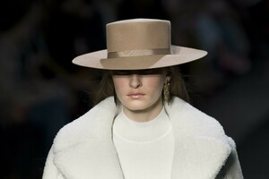 detail-defile-alberta-ferretti-automne-hiver-2019-2020-milan-detail-155.thumb.jpg.bc37da0bca321a149e74a037ca225038.jpg