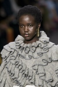 detail-defile-alberta-ferretti-automne-hiver-2019-2020-milan-detail-156.thumb.jpg.605b8e8b5ec02b313bf1c811ac7b1759.jpg