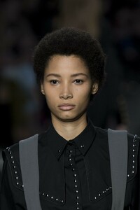 detail-defile-alberta-ferretti-automne-hiver-2019-2020-milan-detail-168.thumb.jpg.bd4fed7bd6eab2b3373007bd049402bf.jpg