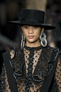 detail-defile-alberta-ferretti-automne-hiver-2019-2020-milan-detail-201.thumb.jpg.79f77e5e03b9c56c1480b1246e2b0753.jpg