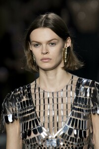detail-defile-alberta-ferretti-automne-hiver-2019-2020-milan-detail-202.thumb.jpg.8513b79f45add16ab794d2d1eae4ea71.jpg