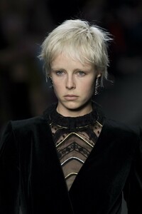 detail-defile-alberta-ferretti-automne-hiver-2019-2020-milan-detail-213.thumb.jpg.fbda75094315fc1eacec5f9c691fb94b.jpg