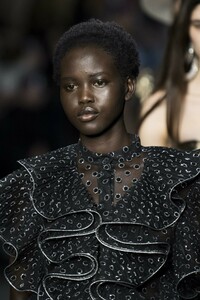 detail-defile-alberta-ferretti-automne-hiver-2019-2020-milan-detail-214.thumb.jpg.aa6ca19bc5efe08bb893a23506f83250.jpg