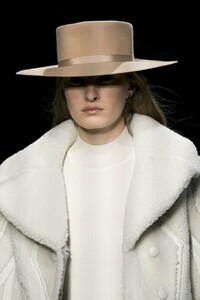 detail-defile-alberta-ferretti-automne-hiver-2019-2020-milan-detail-26.thumb.jpg.8196c79a92794cd418e6ed5e200fc548.jpg