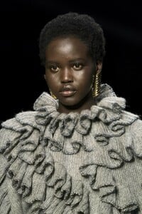 detail-defile-alberta-ferretti-automne-hiver-2019-2020-milan-detail-30.thumb.jpg.8f5ec4e328a80ec2378e8df16d77ac3b.jpg