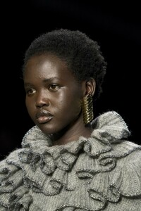 detail-defile-alberta-ferretti-automne-hiver-2019-2020-milan-detail-31.thumb.jpg.597c7bb523afa03aed5e651e0faecf96.jpg
