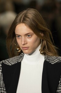 detail-defile-carolina-herrera-automne-hiver-2019-2020-new-york-detail-21.thumb.jpg.14a3d2fe73c1396301550c3ae209e420.jpg