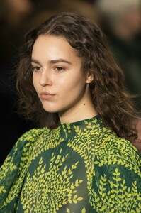 detail-defile-carolina-herrera-automne-hiver-2019-2020-new-york-detail-47.thumb.jpg.8c31b0a33bde33ceb4eb2c379f655578.jpg