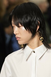 detail-defile-carolina-herrera-automne-hiver-2019-2020-new-york-detail-5.thumb.jpg.234f4bbf691bee7026c0f208f02f6a25.jpg