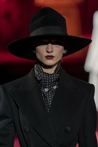 detail-defile-dolce-amp-gabbana-automne-hiver-2019-2020-milan-detail-143.thumb.jpg.39b4c9f9e1919b9b5a10c88ee61ec9de.jpg