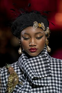 detail-defile-dolce-amp-gabbana-automne-hiver-2019-2020-milan-detail-265.thumb.jpg.93d32df02c3166a8405c18512c66918d.jpg