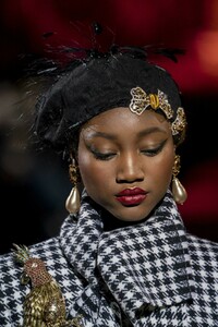 detail-defile-dolce-amp-gabbana-automne-hiver-2019-2020-milan-detail-266.thumb.jpg.0ad4636a14549bbc6b38e2f7622623f3.jpg