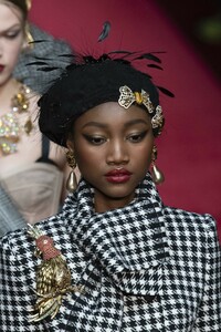 detail-defile-dolce-amp-gabbana-automne-hiver-2019-2020-milan-detail-655.thumb.jpg.18aa41823c607c0dab7229adc8e5f00b.jpg