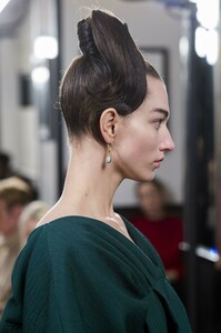 detail-defile-emilia-wickstead-automne-hiver-2019-2020-londres-detail-56.thumb.jpg.673126280e60a3f0a68d41fb1d125e24.jpg