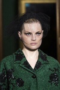 detail-defile-erdem-automne-hiver-2019-2020-londres-detail-2.thumb.jpg.a99a169fdb503192b08512258b89e5d3.jpg