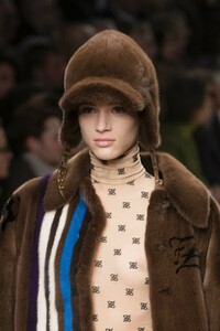 detail-defile-fendi-automne-hiver-2019-2020-milan-detail-40.thumb.jpg.0a6cf004e0eab7e860dbca23a5148316.jpg