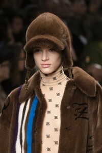 detail-defile-fendi-automne-hiver-2019-2020-milan-detail-41.thumb.jpg.30c12f983822815c1de39e545e168b4f.jpg