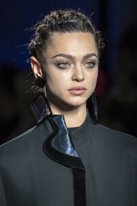 detail-defile-giorgio-armani-automne-hiver-2019-2020-milan-detail-21.thumb.jpg.931acbed37808a7e4e7b230ea768c96b.jpg