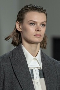 detail-defile-helmut-lang-automne-hiver-2019-2020-new-york-detail-2.thumb.jpg.daef88e55becb213b97a27fec455e057.jpg