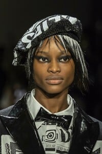 detail-defile-jeremy-scott-automne-hiver-2019-2020-new-york-detail-10.thumb.jpg.a35fddcb728ed9fc5b1c9fc252eaf50b.jpg