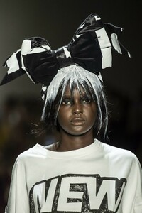 detail-defile-jeremy-scott-automne-hiver-2019-2020-new-york-detail-43.thumb.jpg.65bfc1c5c96e2dfbc718877e467a0cdb.jpg