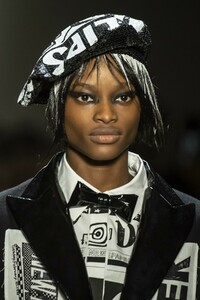 detail-defile-jeremy-scott-automne-hiver-2019-2020-new-york-detail-9.thumb.jpg.fe1977cd81ba4ef950ae8d831149708c.jpg