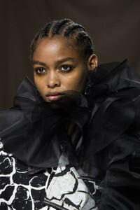 detail-defile-mary-katrantzou-automne-hiver-2019-2020-londres-detail-65.thumb.jpg.53bc7d64791f72ae808fb07923aeebe3.jpg