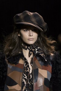 detail-defile-michael-kors-automne-hiver-2019-2020-new-york-detail-5.thumb.jpg.94223318866f70e84e79c48da6ac415d.jpg