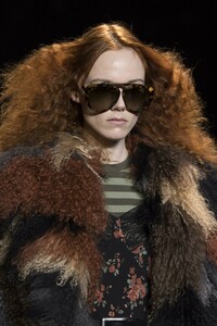 detail-defile-michael-kors-automne-hiver-2019-2020-new-york-detail-70.thumb.jpg.66680f00db512a9cba880e45d038924b.jpg
